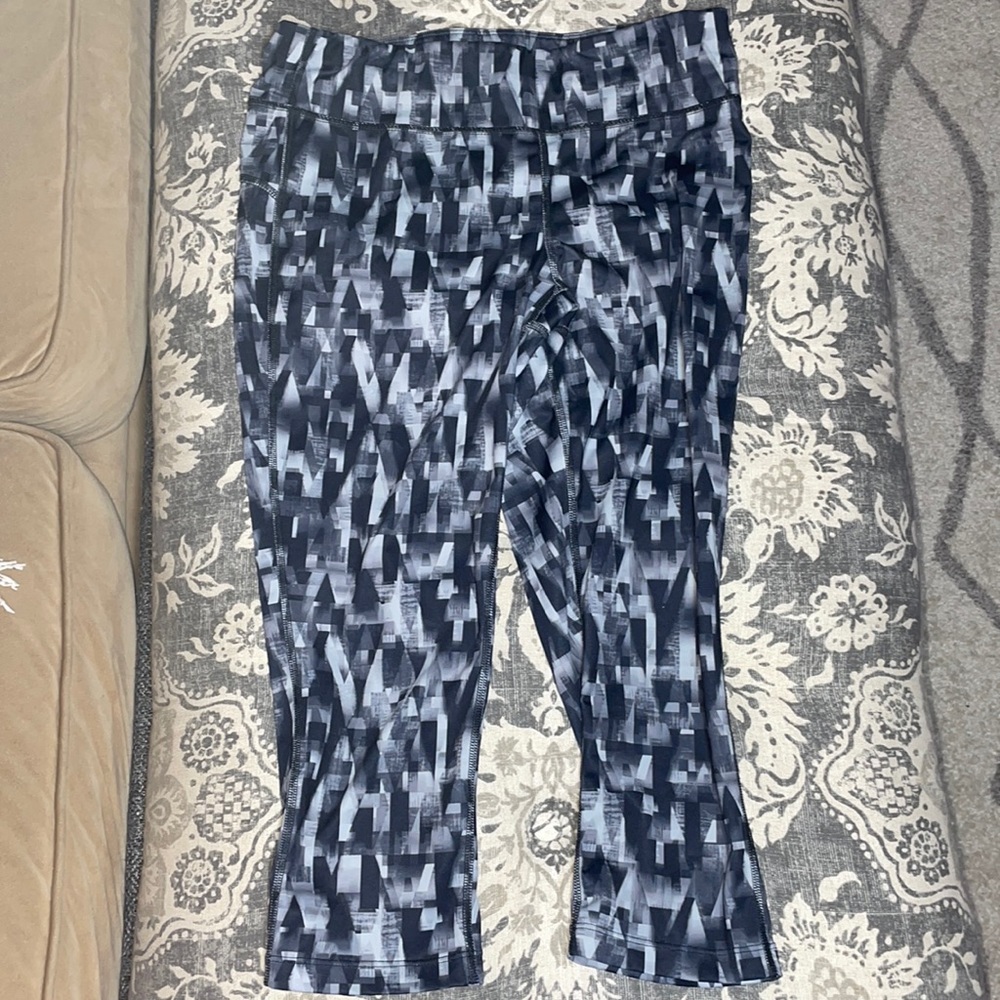 Black n white crop leggings✔️🤍